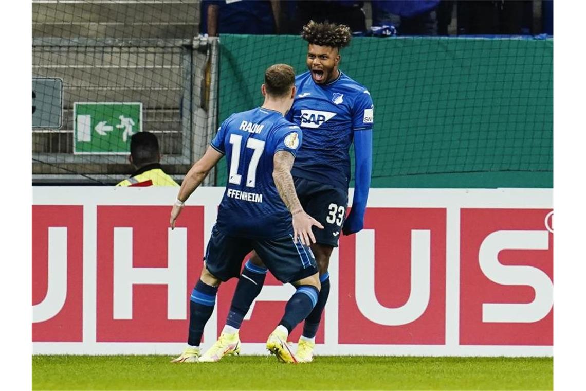 Hoffenheim gegen Hertha ohne Nationalspieler David Raum Hoffenheims Georginio Rutter (r) jubelt mit Hoffenheims David Raum. Foto: Uwe Anspach/dpa