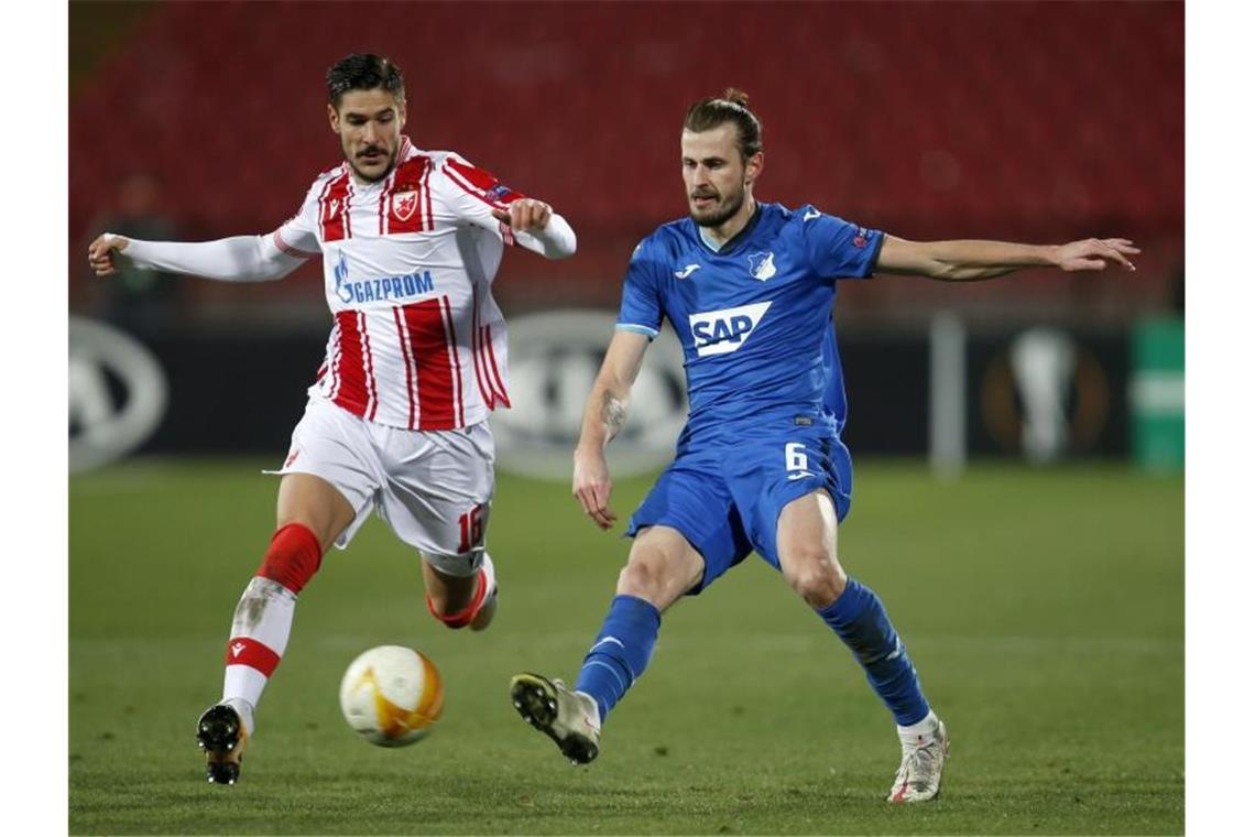 Hoffenheims Havard Nordtveit (r) und Belgrads Diego Falcinelli kämpfen um den Ball. Foto: Marko Drobnjakovic/AP/dpa