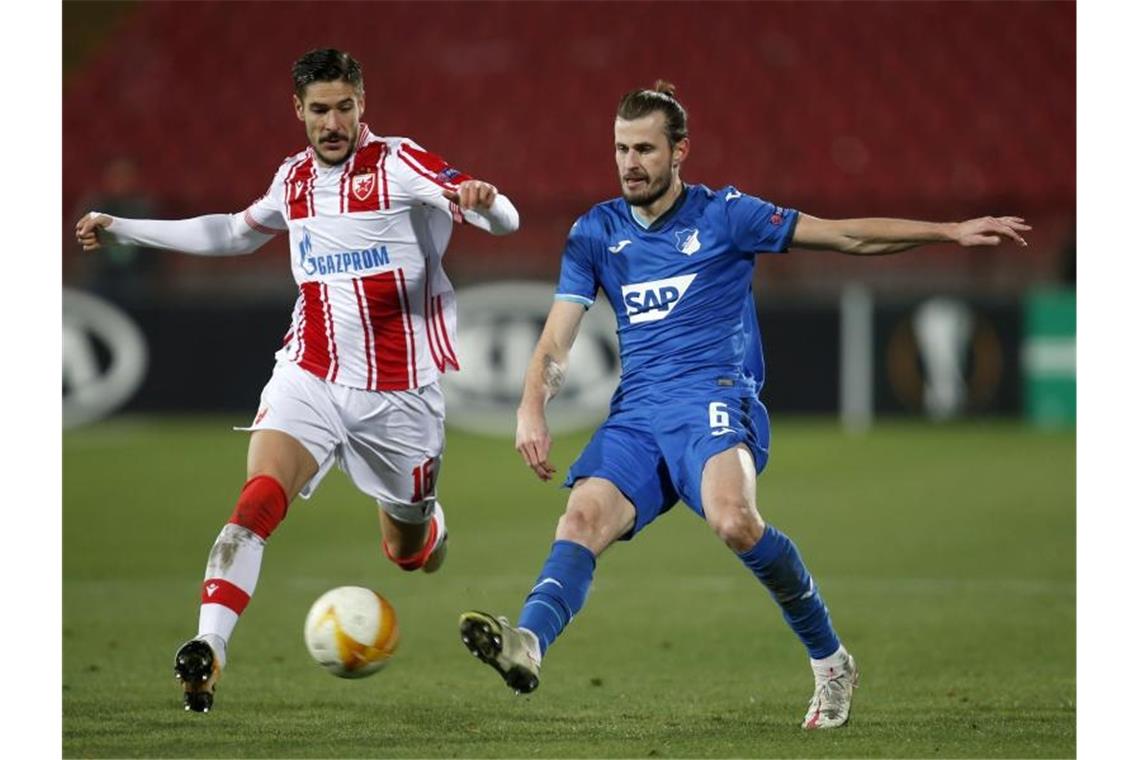 Hoffenheim restliche Saison ohne Nordtveit und Dabbur Hoffenheims Havard Nordtveit (r) und Belgrads Diego Falcinelli kämpfen um den Ball. Foto: Marko Drobnjakovic/AP/dpa/Archivbild