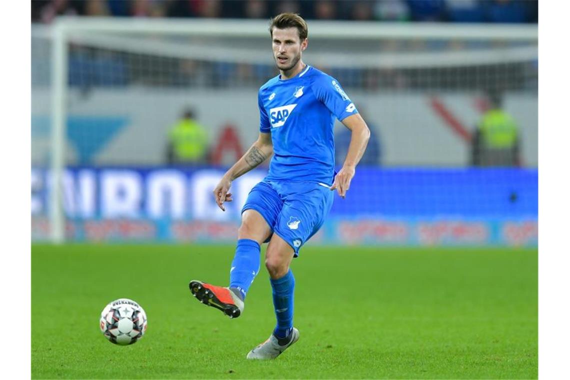 Hoffenheims Havard Nordtveit spielt den Ball. Foto: Uwe Anspach/dpa/Archiv