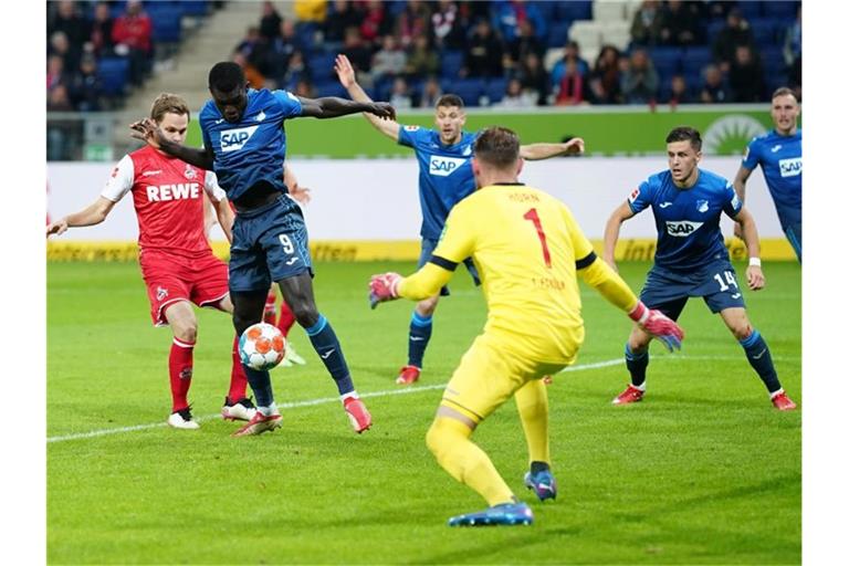 Hoffenheims Ihlas Bebou (2.v.l) erzielt gegen Kölns Torhüter Timo Horn das 2:0 - die Vorentscheidung im Freitagsspiel. Foto: Uwe Anspach/dpa