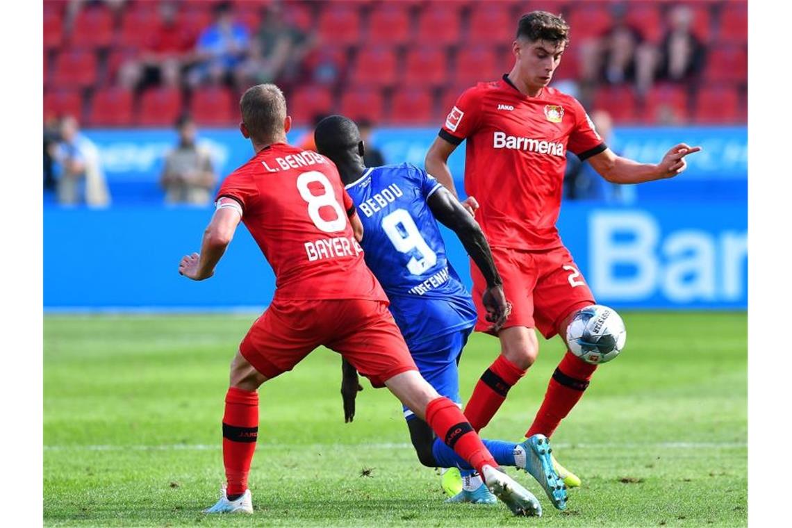 Dortmund patzt, Bayern mit Kantersieg, Schalke jubelt Hoffenheims Ihlas Bebou (M) kämpft zwischen den Leverkusenern Lars Bender (l) und Kai Havertz (r) um den Ball. Foto: Revierfoto