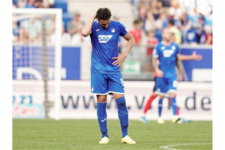 Hoffenheims Ishak Belfodil steht nach dem Spiel auf dem Spielfeld. Foto: Uwe Anspach/dpa/Archivbild