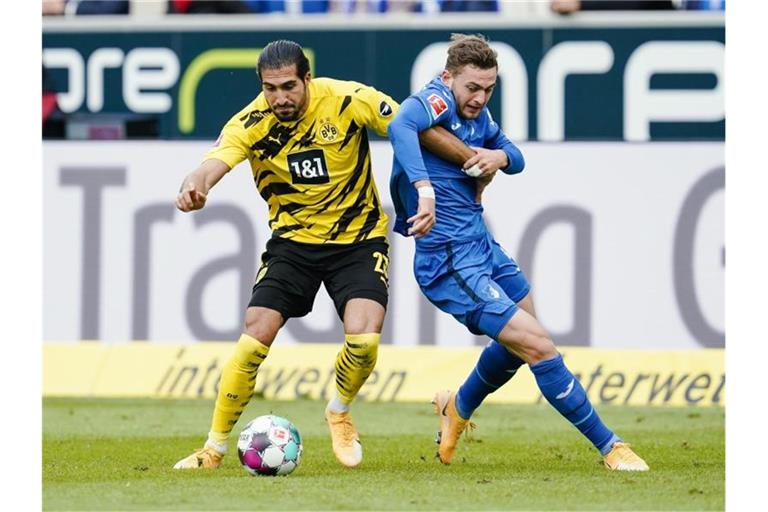 Hoffenheims Jacob Bruun Larsen (r) im Zweikampf mit Dortmunds Emre Can. Foto: Uwe Anspach/dpa/Archivbild