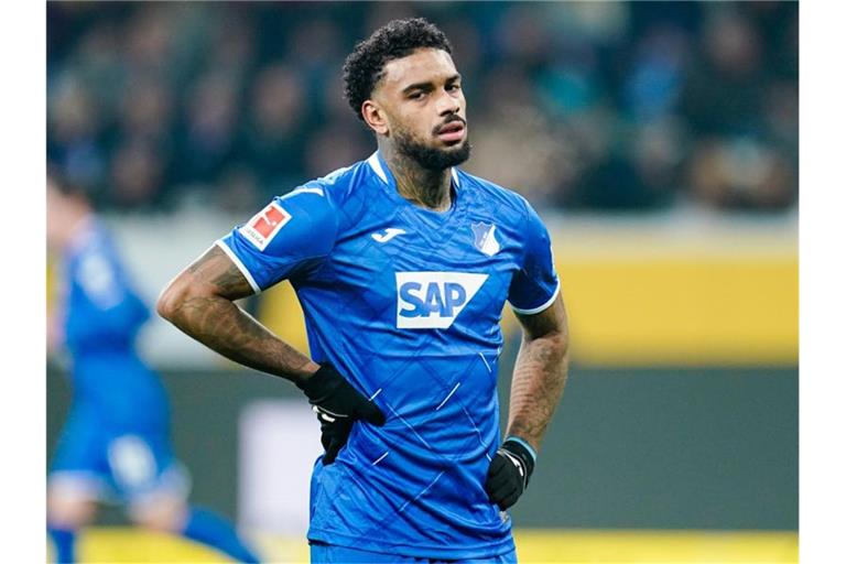 Hoffenheims Jürgen Locadia steht auf dem Spielfeld. Foto: Uwe Anspach/dpa/Archivbild