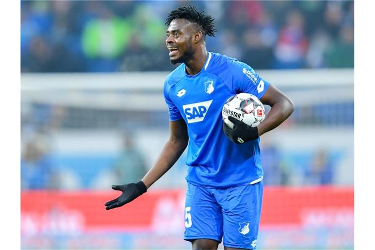 Hoffenheims Kasim Adams gestikuliert auf dem Spielfeld. Foto: Uwe Anspach/Archivbild