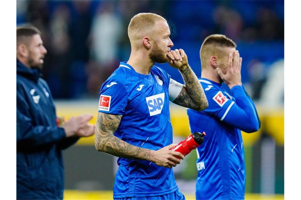 TSG will gegen Augsburg überfälligen Heimsieg landen Hoffenheims Kevin Vogt (M.) nach einem Spiel auf dem Spielfeld. Foto: Uwe Anspach/dpa/Archivbild