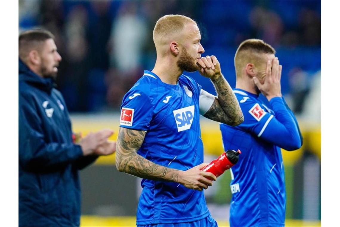 Hoffenheims Kevin Vogt (M) steht nach dem Spiel auf dem Spielfeld. Foto: Uwe Anspach/dpa