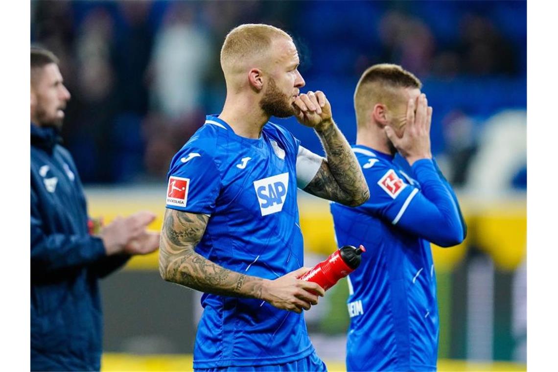 Hoffenheim droht Ausfall von Abwehrduo Vogt und Hübner Hoffenheims Kevin Vogt steht nach dem Spiel auf dem Spielfeld. Foto: Uwe Anspach/dpa