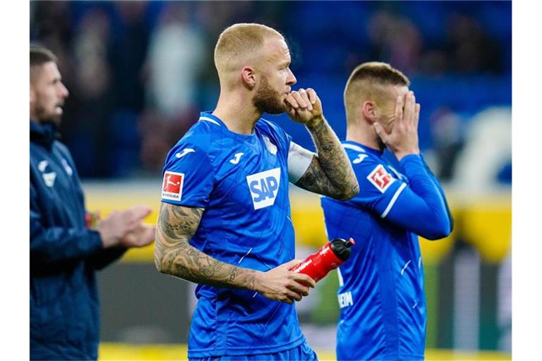 Hoffenheims Kevin Vogt steht nach dem Spiel auf dem Spielfeld. Foto: Uwe Anspach/dpa