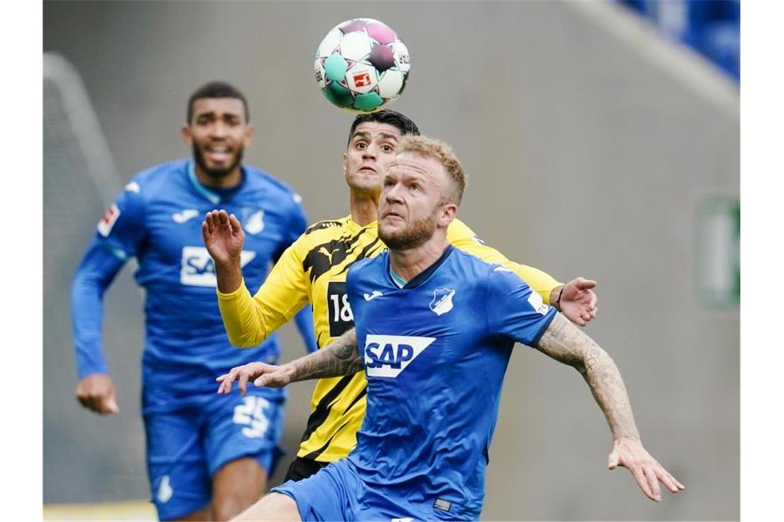 Vogt: Vergangenes Jahr anspruchsvoll und lehrreich wie nie Hoffenheims Kevin Vogt (vorne) in Aktion. Foto: Uwe Anspach/dpa/Archivbild