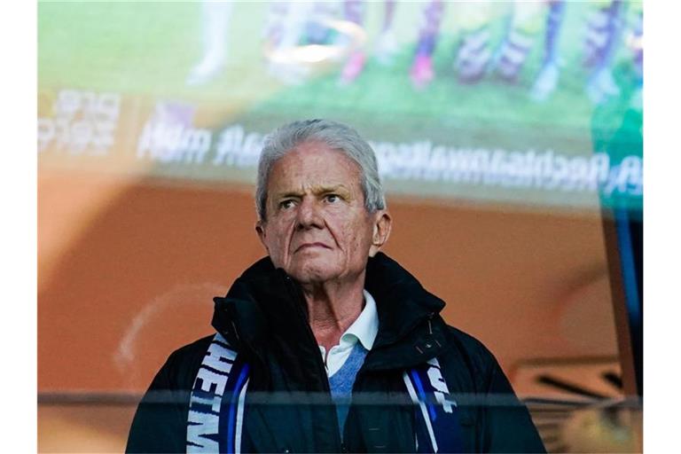 Hoffenheims Mäzen Dietmar Hopp steht auf der Tribüne. Foto: Uwe Anspach/dpa