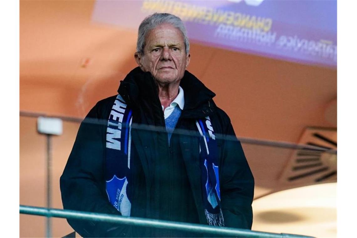 Mäzen Hopp nicht auf Schalke: TSG setzt auf Fan-Dialog Hoffenheims Mäzen Dietmar Hopp steht auf der Tribüne. Foto: Uwe Anspach/dpa/Archivbild
