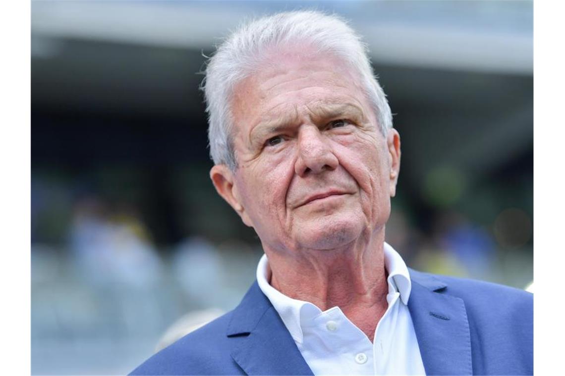 Hoffenheims Mäzen Dietmar Hopp steht im Stadion. Foto: Uwe Anspach/dpa/Archivbild