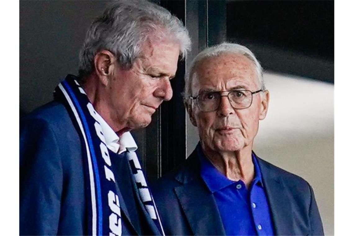 Hoffenheims Mäzen Dietmar Hopp und Franz Beckenbauer (l-r.) beim Spiel gegen Mönchengladbach. Foto: Uwe Anspach