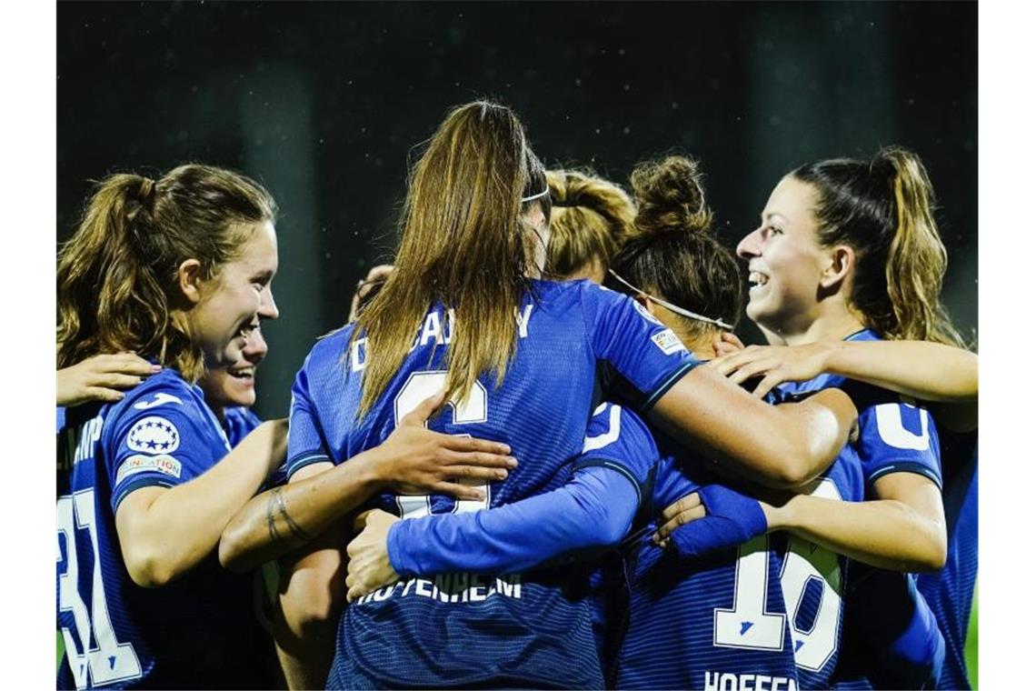 Hoffenheims Frauen fordern FC Barcelona Hoffenheims Mannschaft jubelt während eines Spiels. Foto: Uwe Anspach/dpa/Archivbild