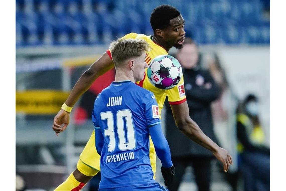 Hoffenheims Marco John und Kölns Kingsley Ehizibue (l-r.) am Ball. Foto: Uwe Anspach/dpa