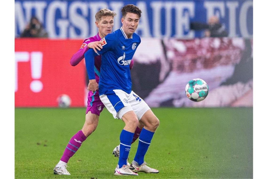 Hoppe überragt beim Schalke-4:0 gegen Hoffenheim Hoffenheims Marco John und Schalkes Matthew Hoppe (l-r.) in Aktion. Foto: Guido Kirchner/dpa