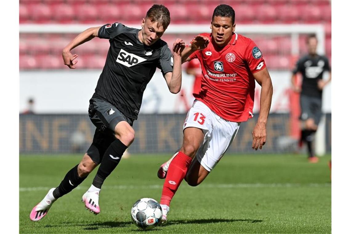 Hoffenheims Maximilian Beier (l) im Zweikampf mit Jeffrey Bruma von Mainz. Foto: Sascha Steinbach/epa/Pool/dpa/Archivbild