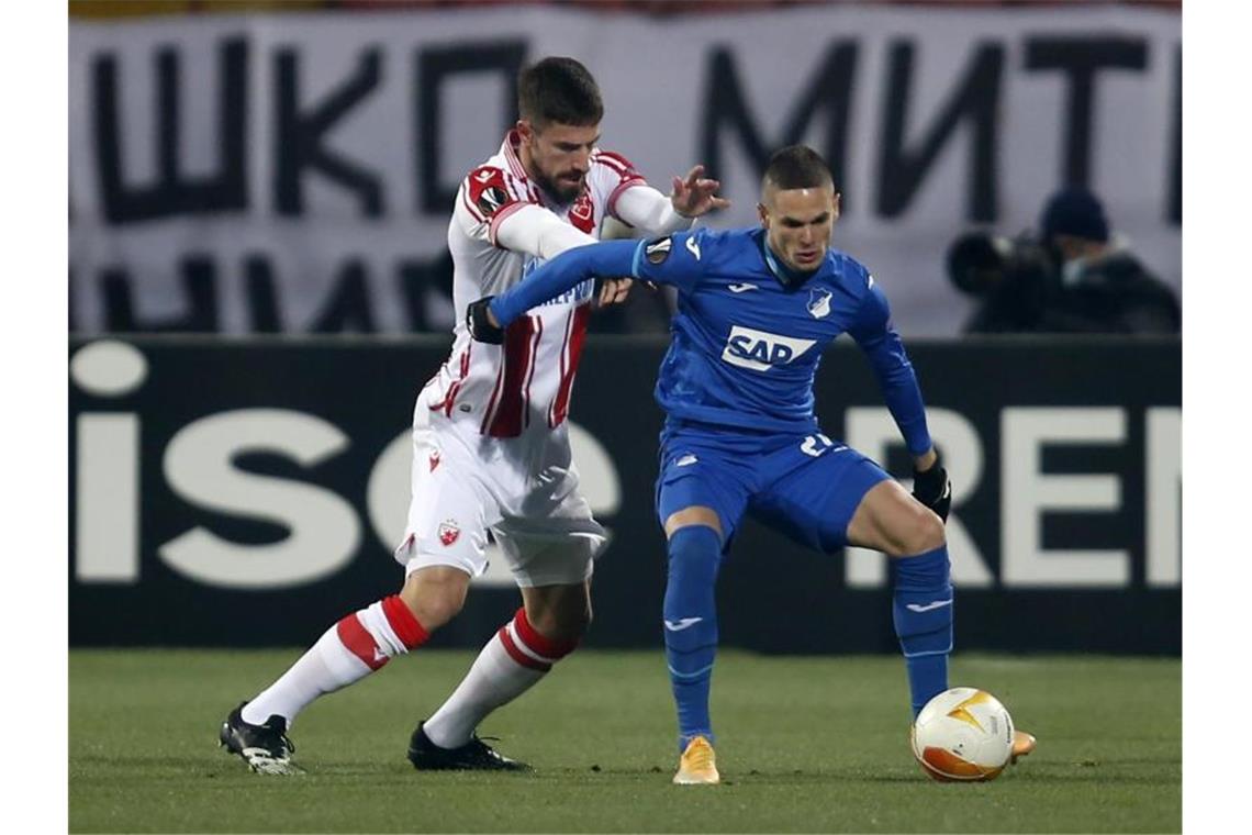 Hoffenheims Mijat Gacinovic (r) behauptet den Ballbesitz gegen Milos Degenek von Roter Stern Belgrad. Foto: Marko Drobnjakovic/AP/dpa