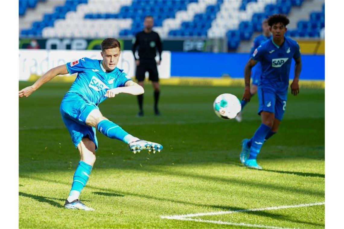 Bayern besiegt BVB - RB bleibt dran - Später Hertha-Sieg Hoffenheims Mittelfeldspieler Christoph Baumgartner erzielt das 1:0 gegen den VfL Wolfsburg. Foto: Uwe Anspach/dpa
