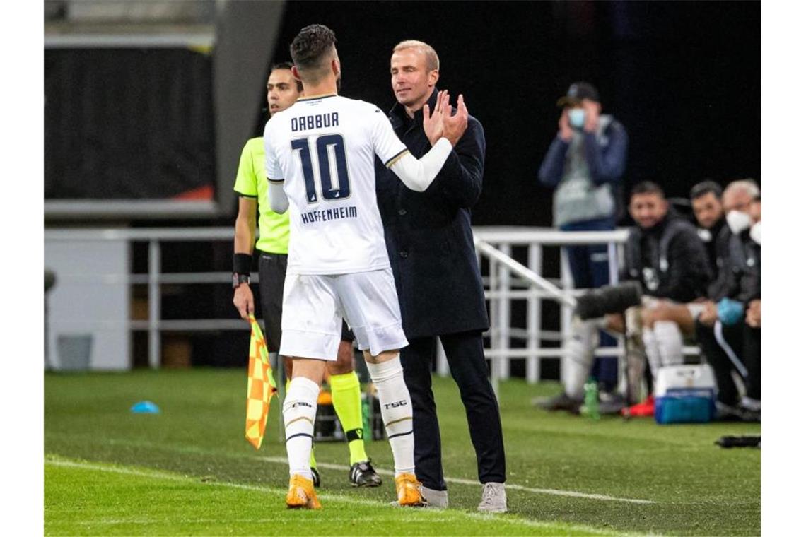 1899 Hoffenheim nach klarem Sieg in Gent „sehr stolz“ Hoffenheims Munas Dabbur bejubelt sein Tor zum 4:1 mit Trainer Sebastian Hoeneß. Foto: Kurt Desplenter/BELGA/dpa