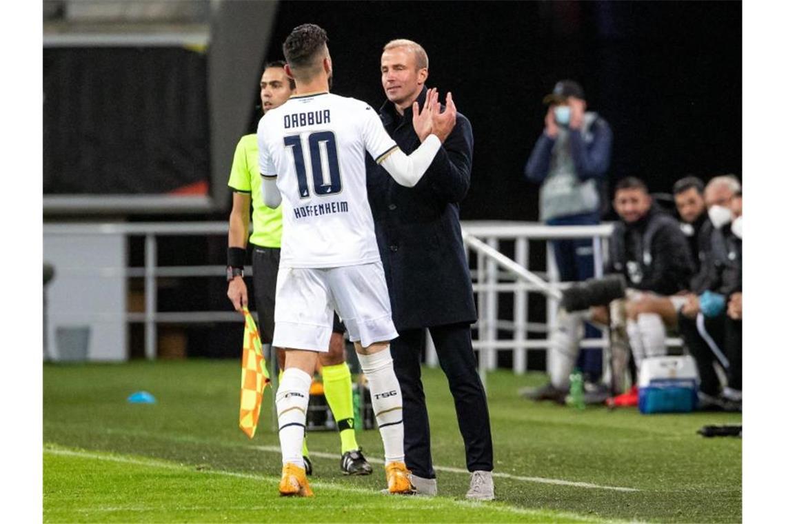 Hoffenheims Munas Dabbur bejubelt sein Tor zum 4:1 mit Trainer Sebastian Hoeneß. Foto: Kurt Desplenter/BELGA/dpa