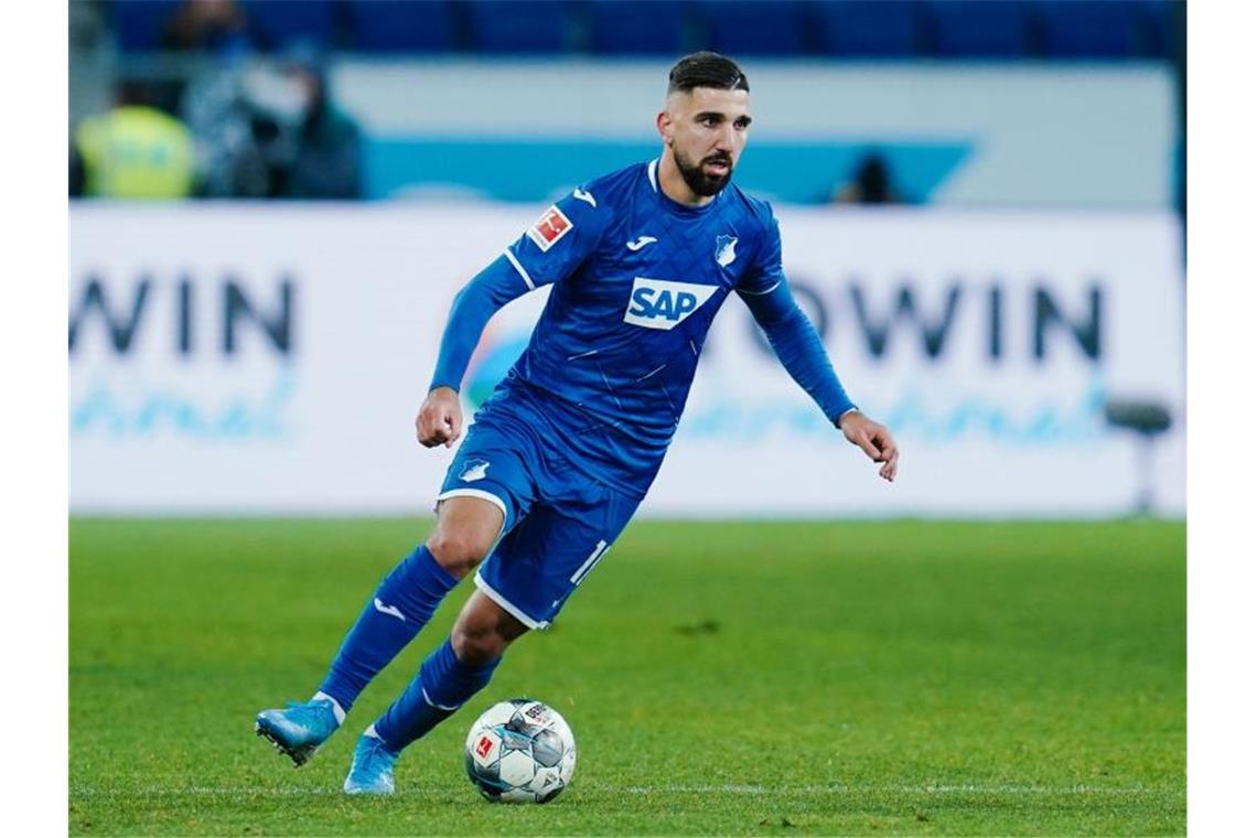 Hoffenheims Munas Dabbur spielt den Ball. Foto: Uwe Anspach/dpa/Archivbild