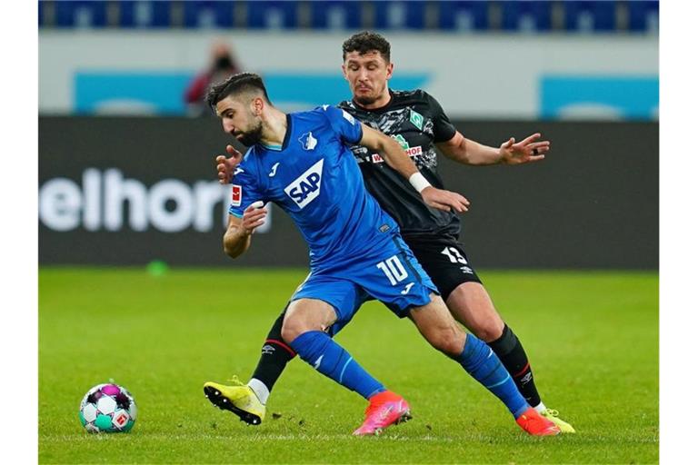 Hoffenheims Munas Dabbur und Werder Bremens Milos Veljkovic (l-r.) am Ball. Foto: Uwe Anspach/dpa