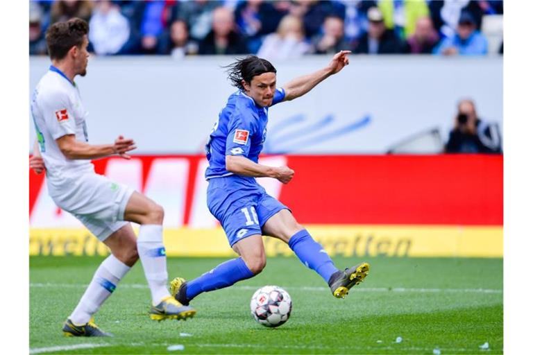 Hoffenheims Nico Schulz (r) und Wolfsburgs Sebastian Jung kämpfen um den Ball. Foto: Uwe Anspach/Archivbild