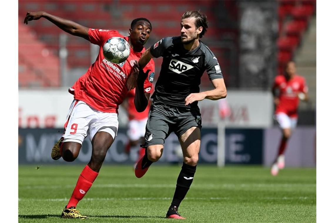 Hoffenheims Nordtveit (r) im Duell mit Mateta (l) von Mainz. Foto: Sascha Steinbach / Pool/epa/Pool/dpa