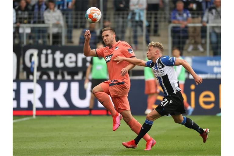 Hoffenheims Pavel Kaderabek (l) und Bielefelds Robin Hack kämpfen um den Ball. Foto: Friso Gentsch/dpa