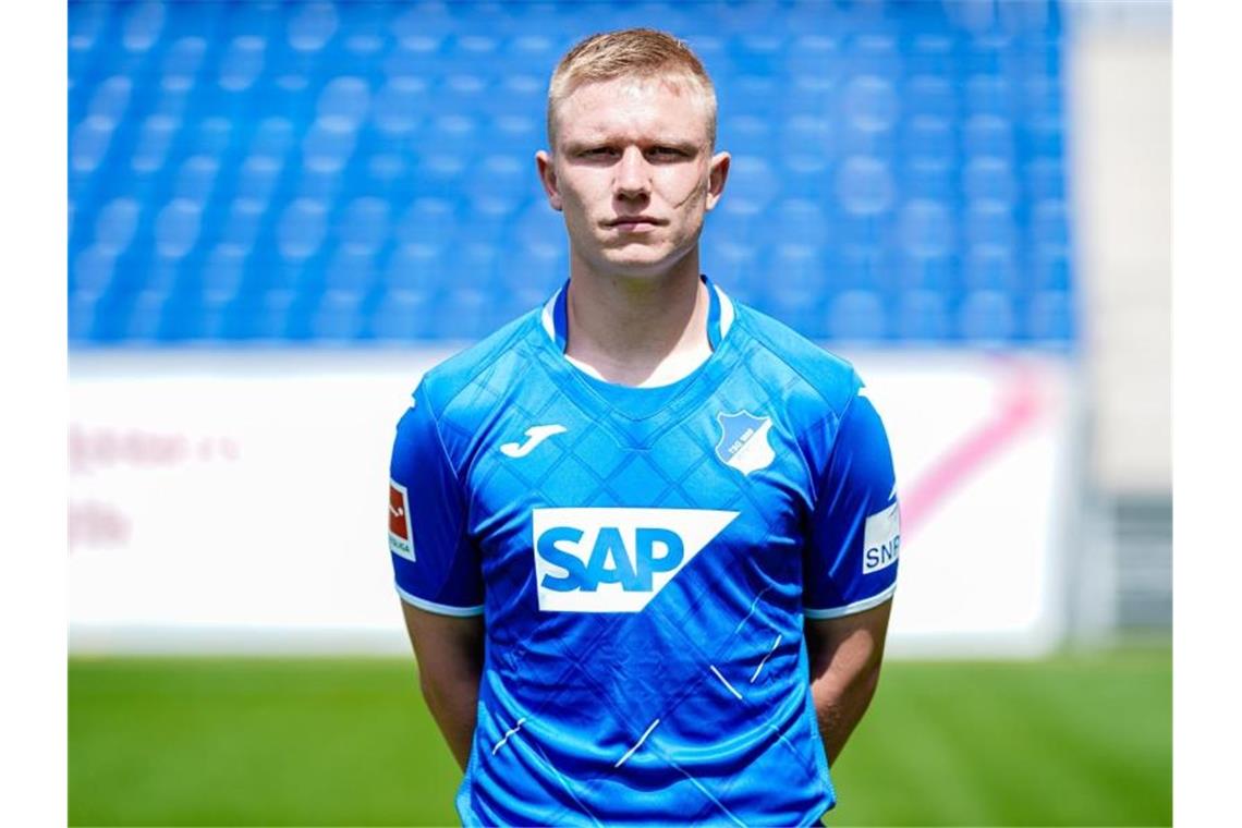 Ochs wechselt von Hoffenheim nach Hannover Hoffenheims Philipp Ochs beim offiziellen Fototermin. Foto: Uwe Anspach/dpa