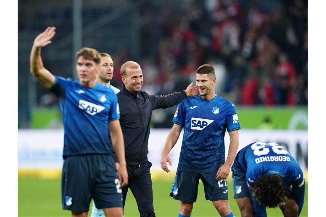 Hoffenheims Robert Skov, Trainer Sebastian Hoeneß, Benjamin Hübner und Georginio Rutter (l-r) feiern nach der Partie. Foto: Uwe Anspach/dpa