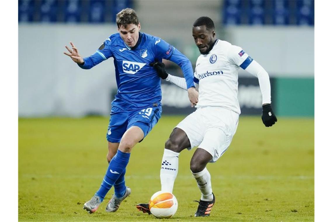 Hoffenheims Robert Skov und Gents Elisha Owusu (l-r.) im Duell um den Ball. Foto: Uwe Anspach/dpa