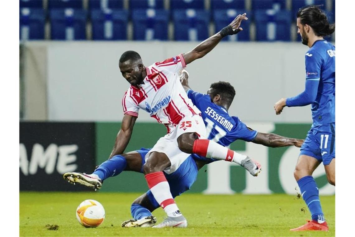 Jubel in Hoffenheim: Sieg gegen Roter Stern Belgrad Hoffenheims Ryan Sessegnon versucht Belgrads Sekou Sanogo vom Ball zu trennen. Foto: Uwe Anspach/dpa