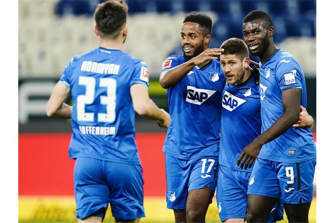 Hoffenheims Sargis Adamyan (l-r), Ryan Sessegnon, Torschütze Andrej Kramaric und Ihlas Bebou. Foto: Uwe Anspach/dpa