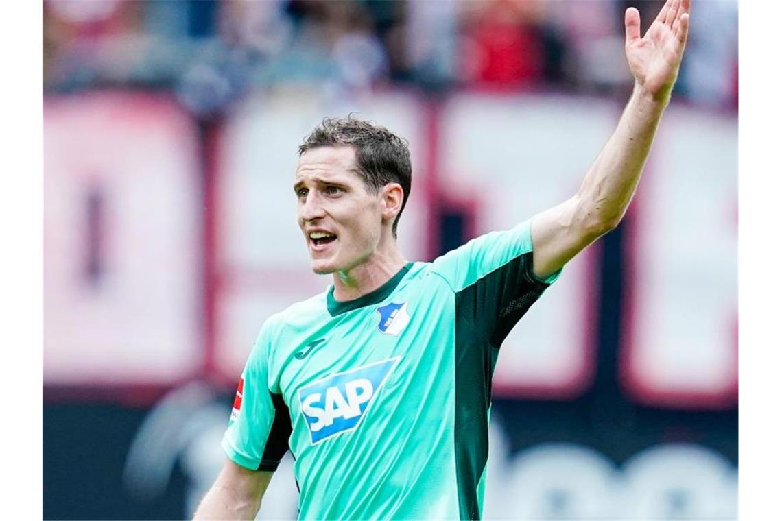 Hoffenheims Sebastian Rudy gestikuliert. Foto: Uwe Anspach/Archiv