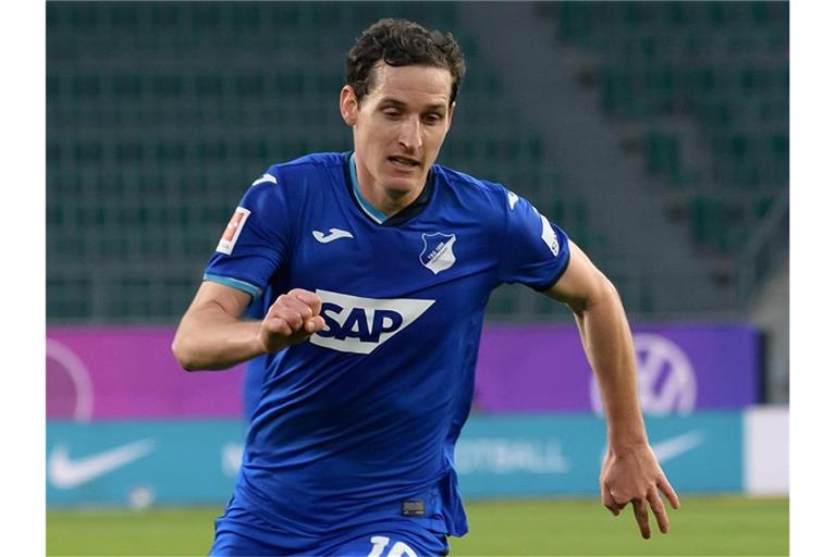 Hoffenheims Sebastian Rudy kontrolliert den Ball. Foto: Swen Pförtner/dpa