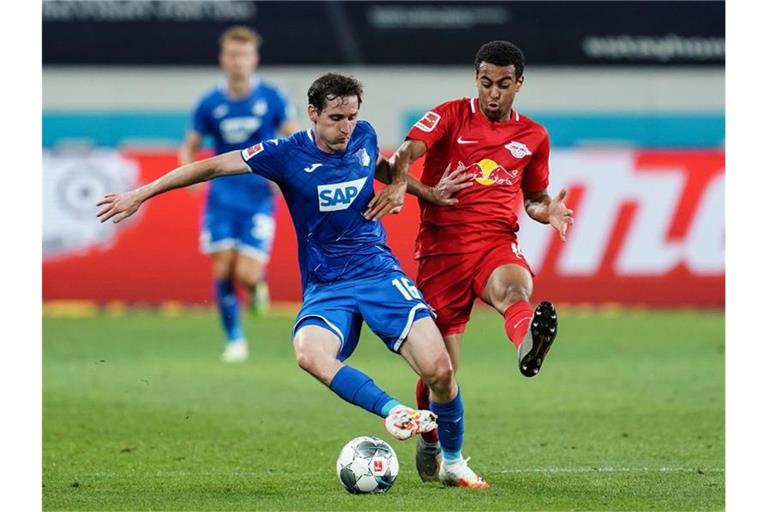 Hoffenheims Sebastian Rudy (l) in Aktion mit Leipzigs Tyler Adams. Foto: Uwe Anspach/dpa-Pool/dpa