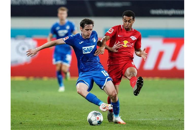Hoffenheims Sebastian Rudy (l) in Aktion mit Leipzigs Tyler Adams. Foto: Uwe Anspach/dpa-Pool/dpa