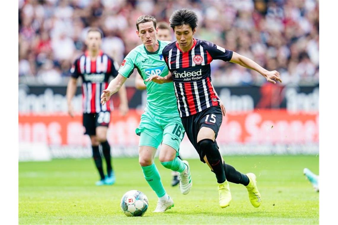 Bundesliga-Auftakt: Hinteregger beschert Eintracht Sieg Hoffenheims Sebastian Rudy (l.) und Frankfurts Daichi Kamada kämpfen um den Ball. Foto: Uwe Anspach