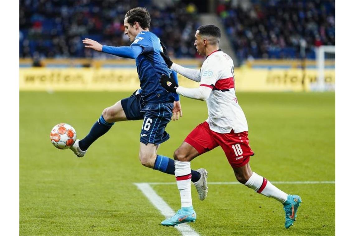 Baumgartner: Hoffenheims Spirit „Champions-League-reif“ Hoffenheims Sebastian Rudy (l) und Stuttgarts Tiago Tomas kämpfen um den Ball. Foto: Uwe Anspach/dpa