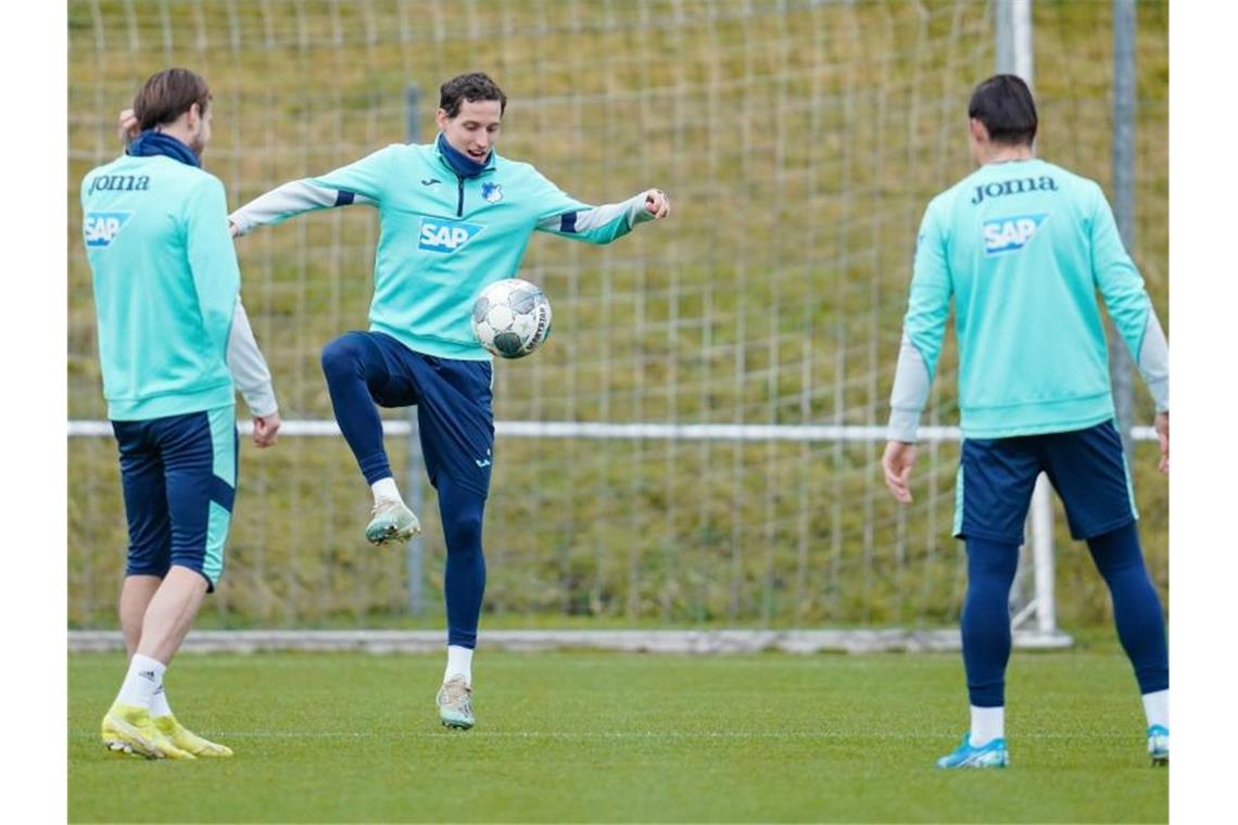 Rudy fühlt sich von Schalke nicht in Schutz genommen Hoffenheims Sebastian Rudy (M) mit Mannschaftskollegen während des Aufwärmtrainings. Foto: Uwe Anspach/dpa/Archivbild