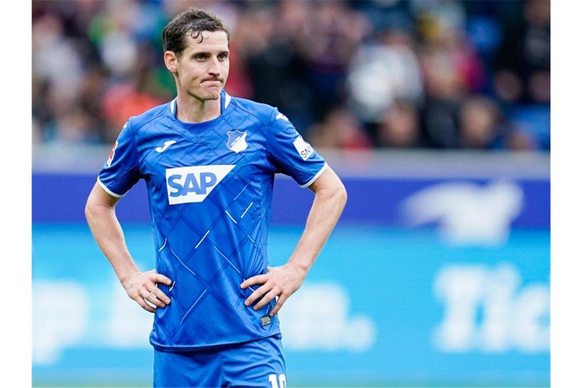 Hoffenheims Sebastian Rudy steht nach dem Spiel auf dem Spielfeld. Foto: Uwe Anspach/dpa/Archivbild