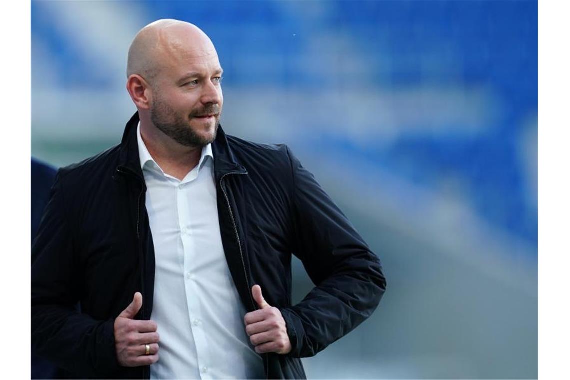 Hoffenheims Sportchef Alexander Rosen steht vor dem Spiel im Stadion. Foto: Uwe Anspach/dpa-Pool/dpa/Archivbild