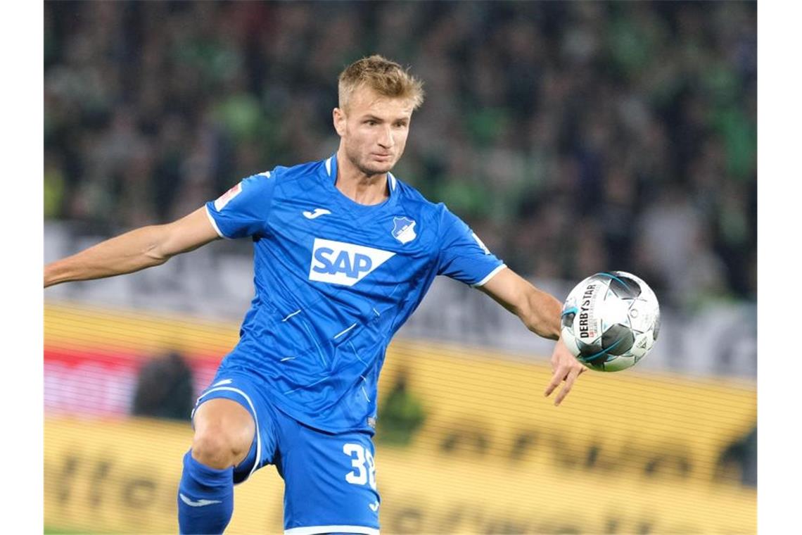 Hoffenheims Stefan Posch ist am Ball. Foto: Peter Steffen/dpa/Archivbild