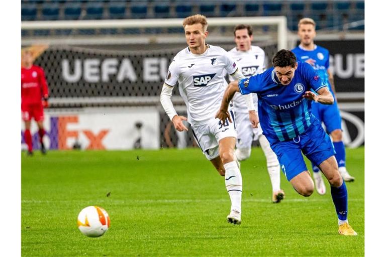 Hoffenheims Stefan Posch und Gents Roman Yaremchuk (l-r.) am Ball. Foto: Kurt Desplenter/BELGA/dpa