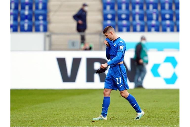 Hoffenheims Stürmer Andrej Kramaric geht vom Platz. Foto: Uwe Anspach/dpa