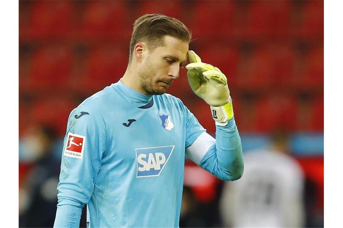 Nach Schiedsrichterkritik: Keeper Baumann droht Nachspiel Hoffenheims Torhüter Oliver Baumann fasst sich an die Stirn. Foto: Thilo Schmuelgen/Reuters/Pool/dpa